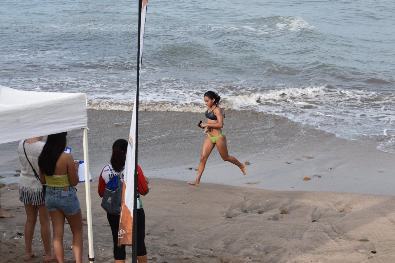 $!Mercado y De La Rocha dominan Maratón Acuático, en Playa Norte