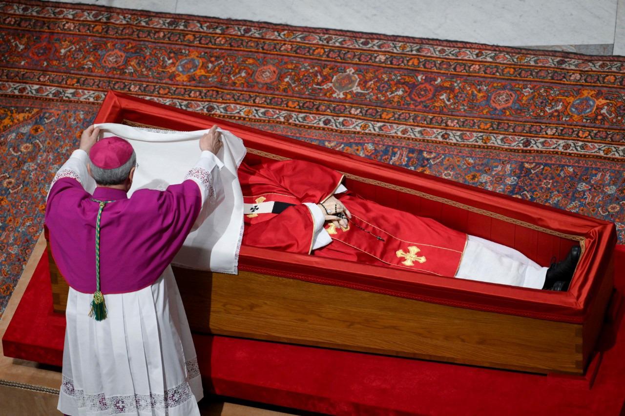 $!Cierran féretro del Papa Francisco; 250 mil fieles acudieron a despedirlo