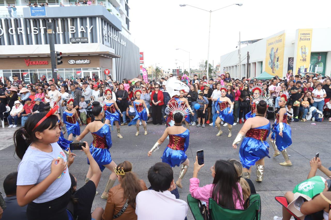 $!Se despide la realeza con emotividad en el segundo y último desfile del Carnaval de Mazatlán 2024