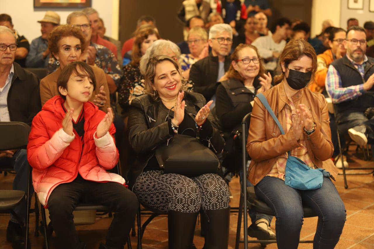 $!Una grata velada pasó el autor junto a los asistentes.