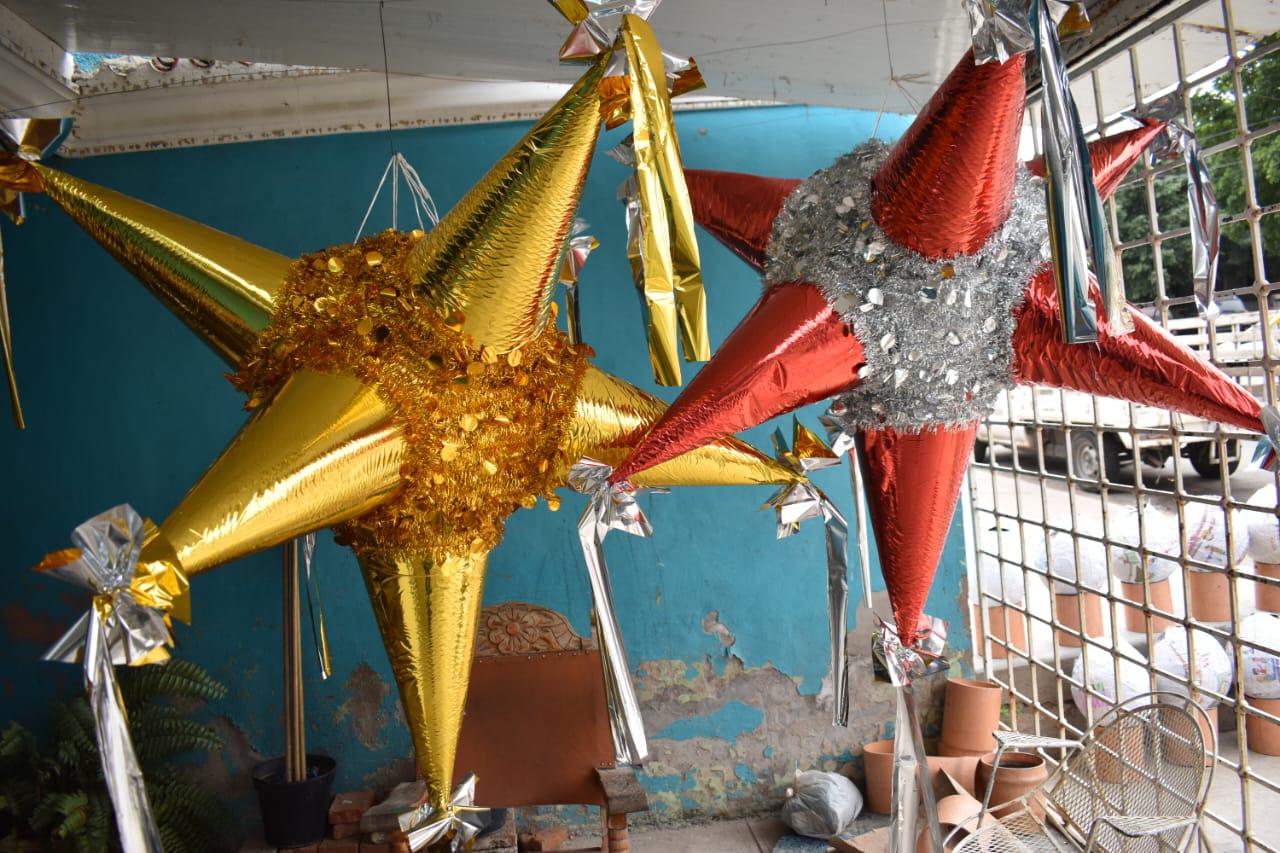 $!Evangelina y Juan crean en Culiacán las tradicionales piñatas navideñas