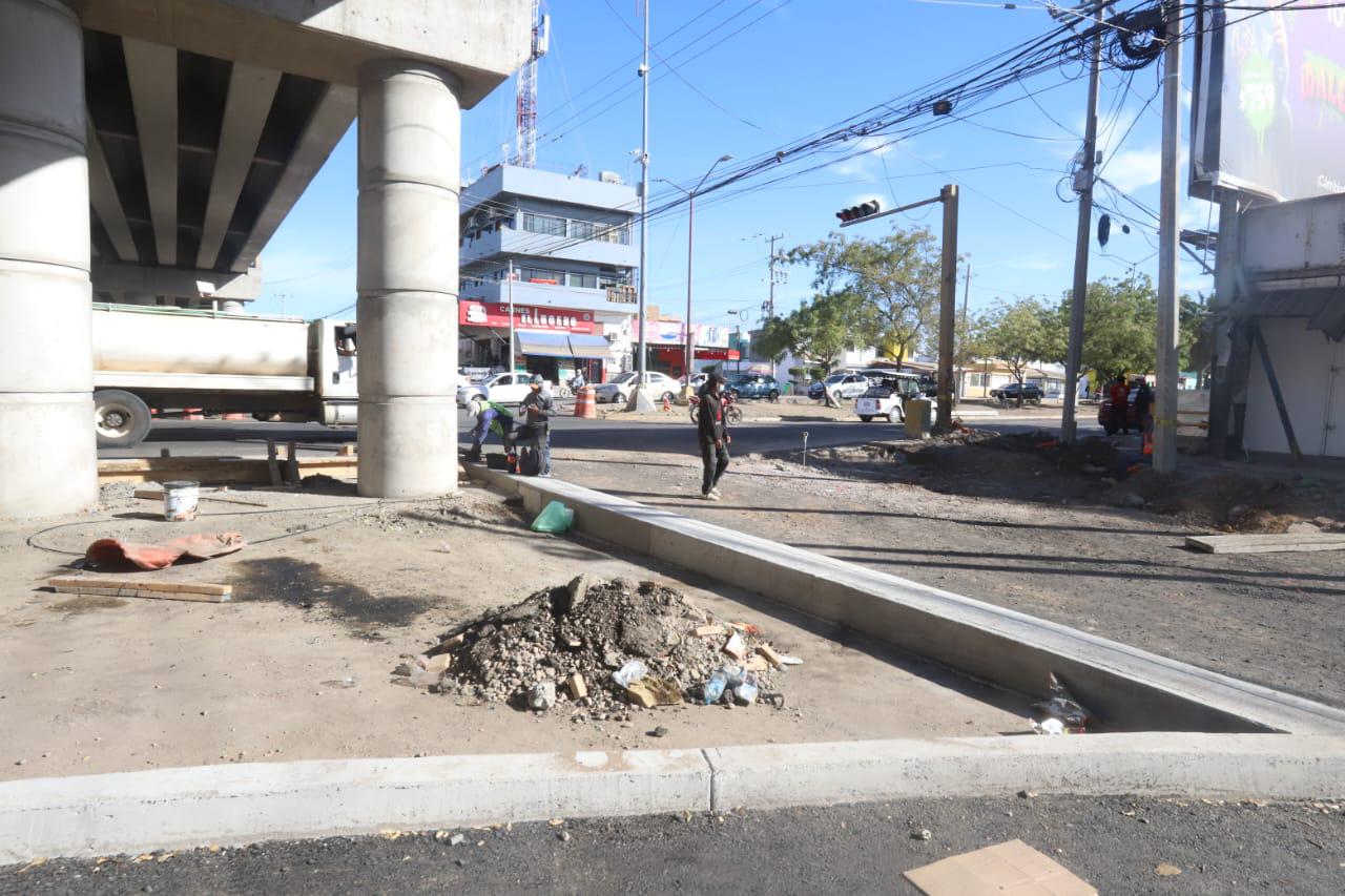 $!A 10 días de su apertura, laterales del puente del Libramiento Colosio siguen sin concluir