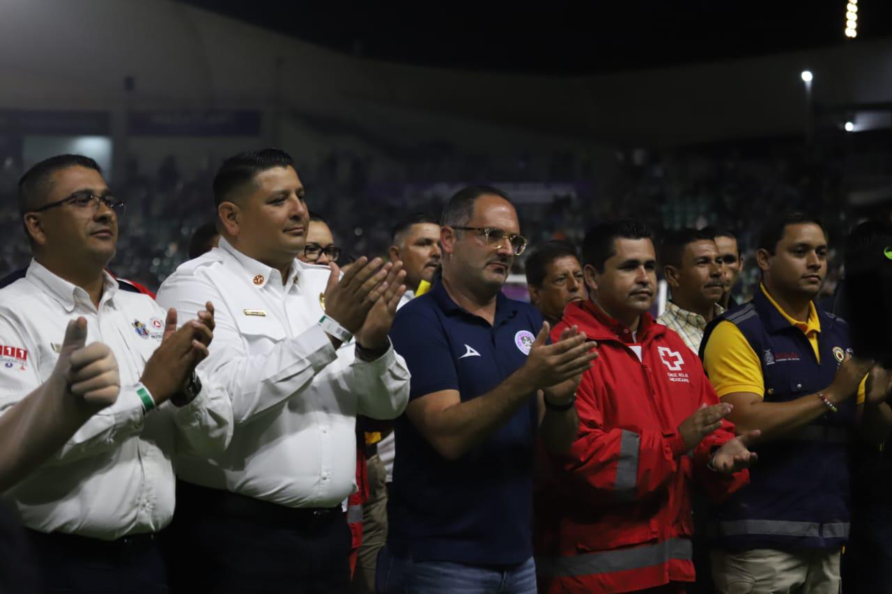 $!Mazatlán FC reconoce a los héroes que apagaron el incendio del Basurón Municipal