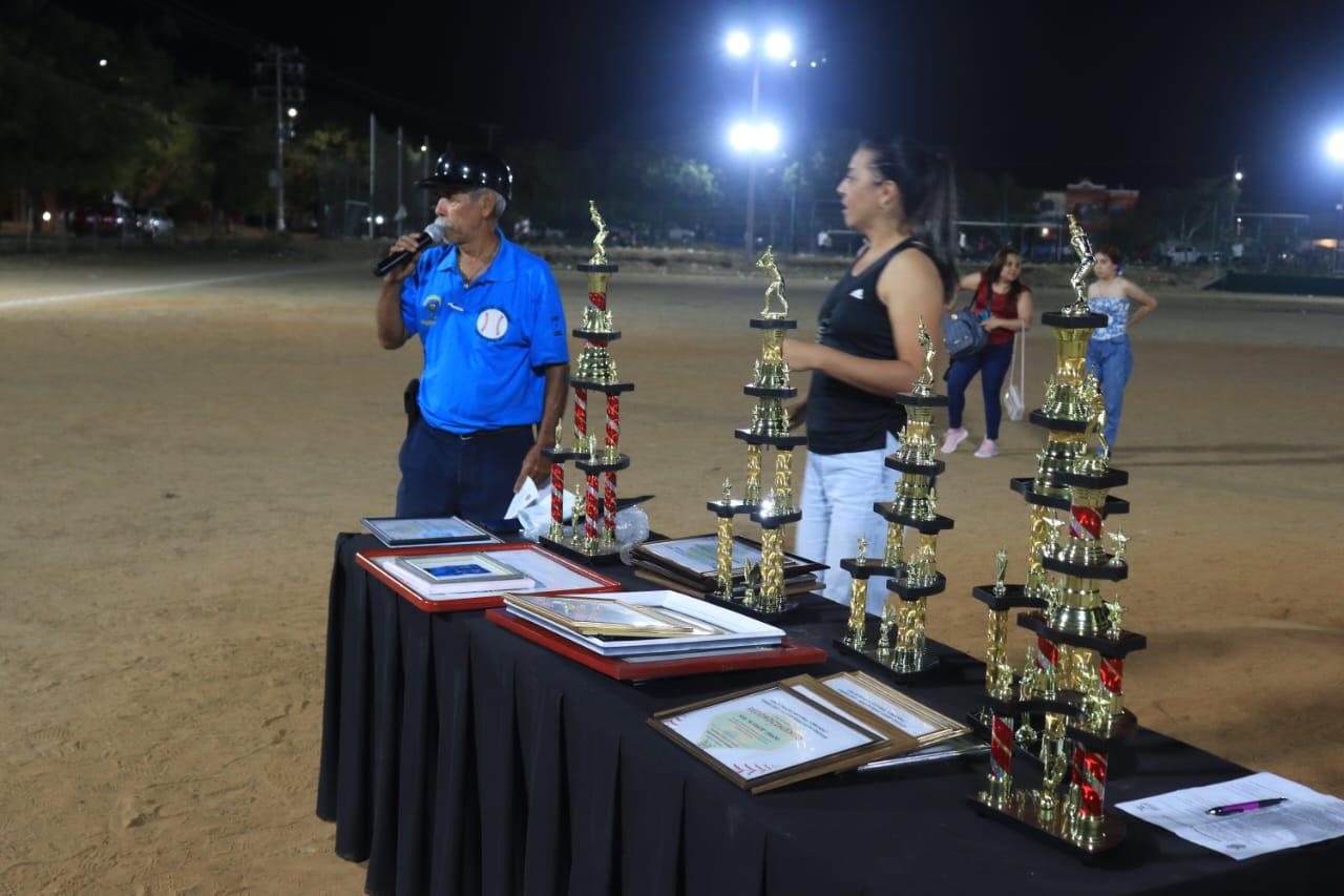 $!Reparten galardones de las ligas de beisbol Nocturna y Tercera Fuerza, en el ‘Chaflán’ López