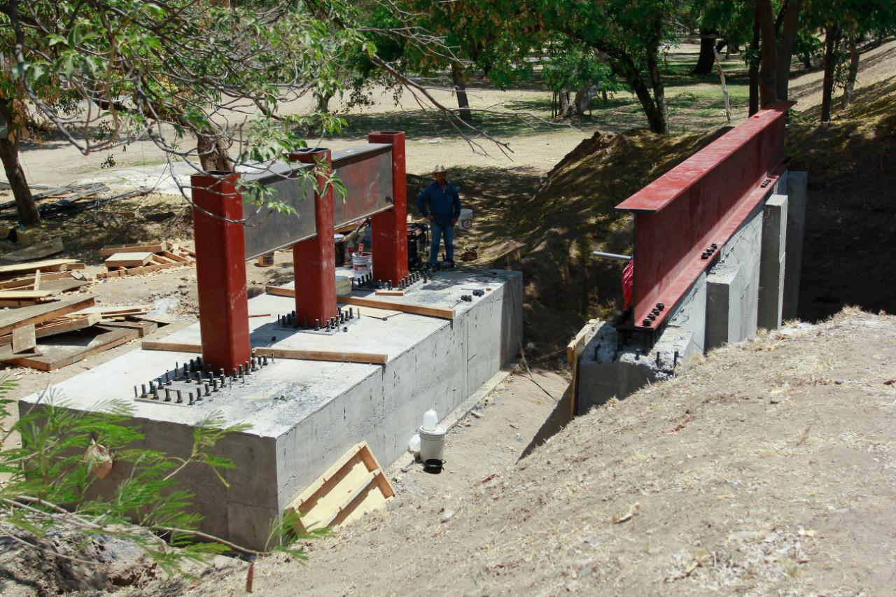 $!Instalan bases en construcción del tercer puente bimodal de Culiacán