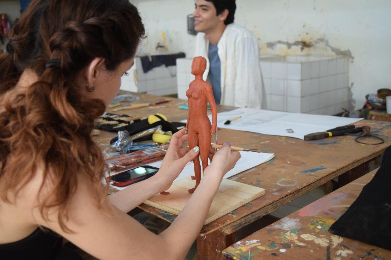 $!Con la experiencia de guiar los pasos de sus alumnos, Luis Ángel afirma que las artes son un método de desahogo y expresión.