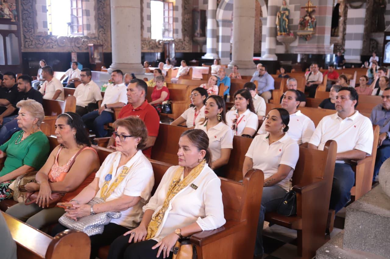 $!Los asistentes estuvieron muy atentos al mensaje que expresó el sacerdote.