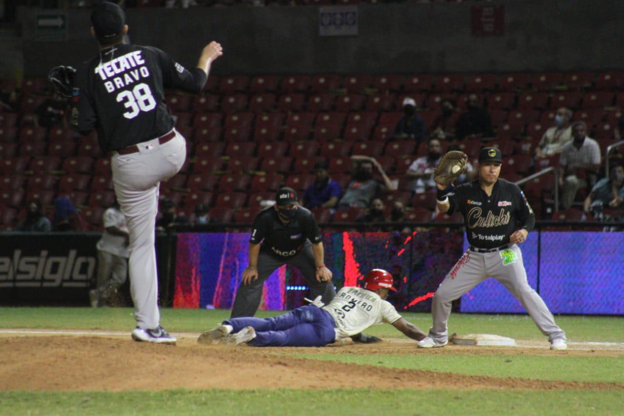 $!Randy Romero es safe en revire a primera.