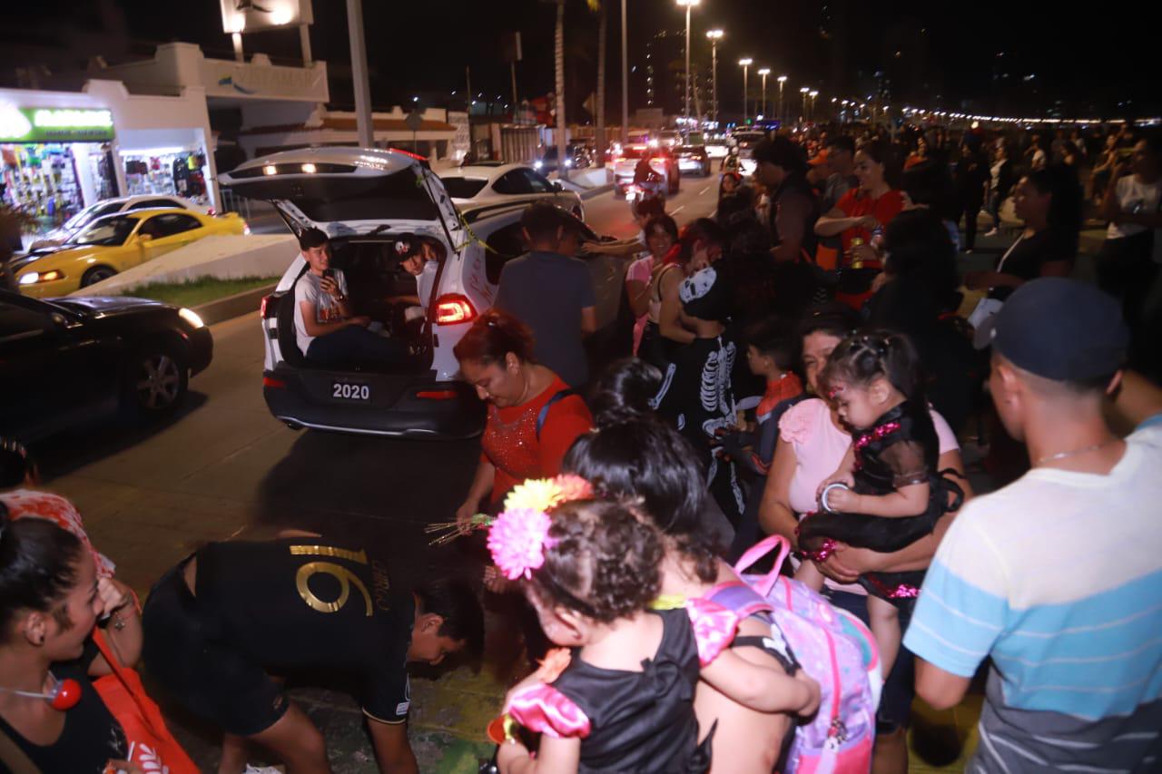 $!#Galería | En la Gran Plaza y en las letras de Mazatlán se arma la fiesta de Halloween