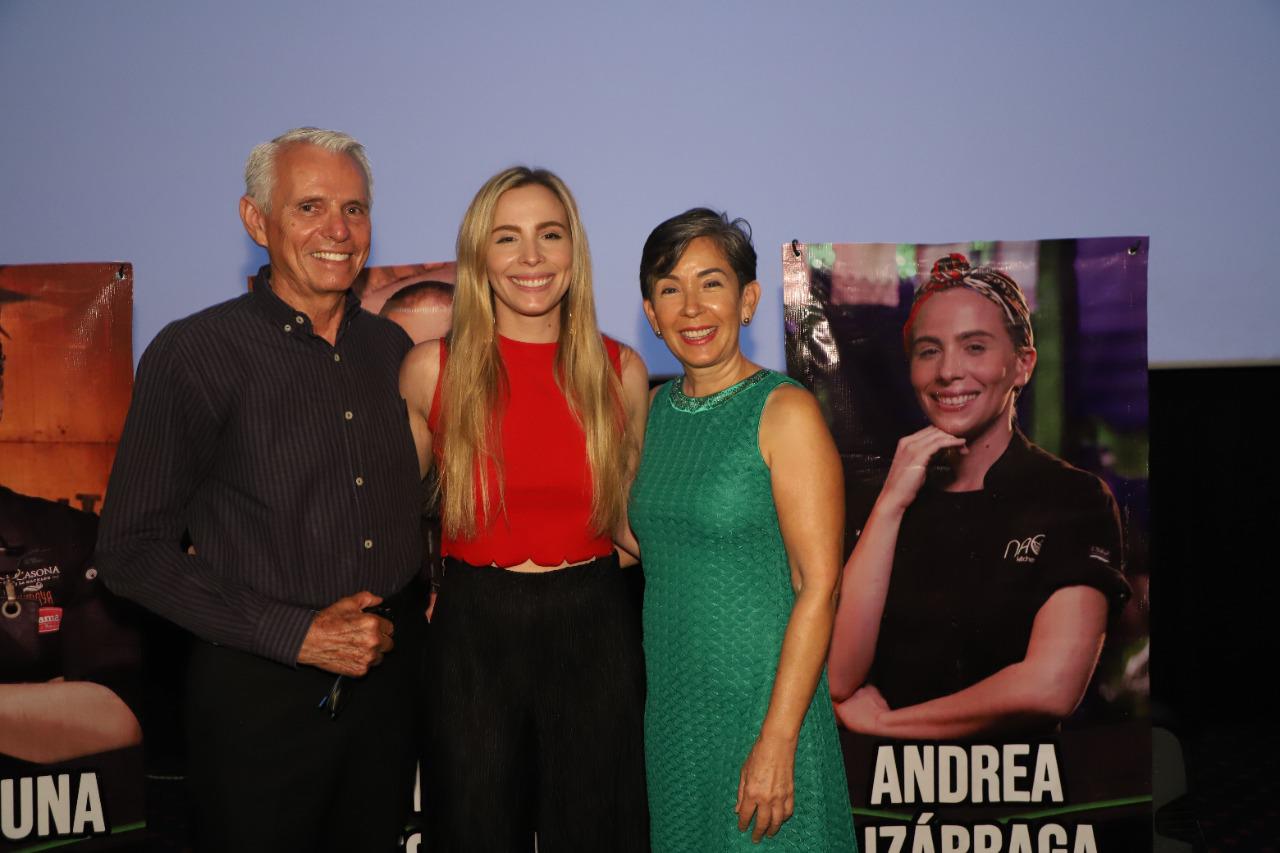 $!La chef, Andrea Lizárraga entre sus papás, Arturo Lizárraga y Sylvia Osuna.