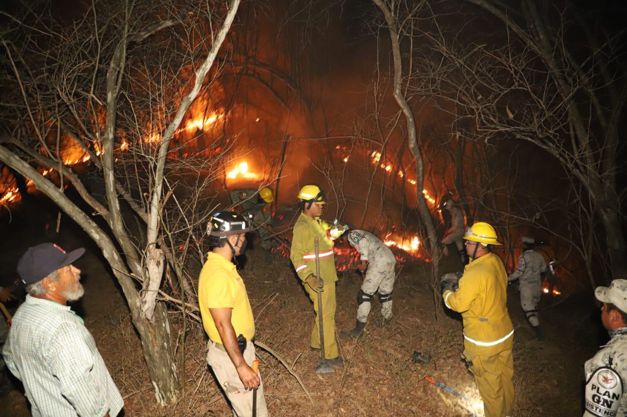 $!Alcanza la noche a quienes combaten el fuego en sierra de Concordia