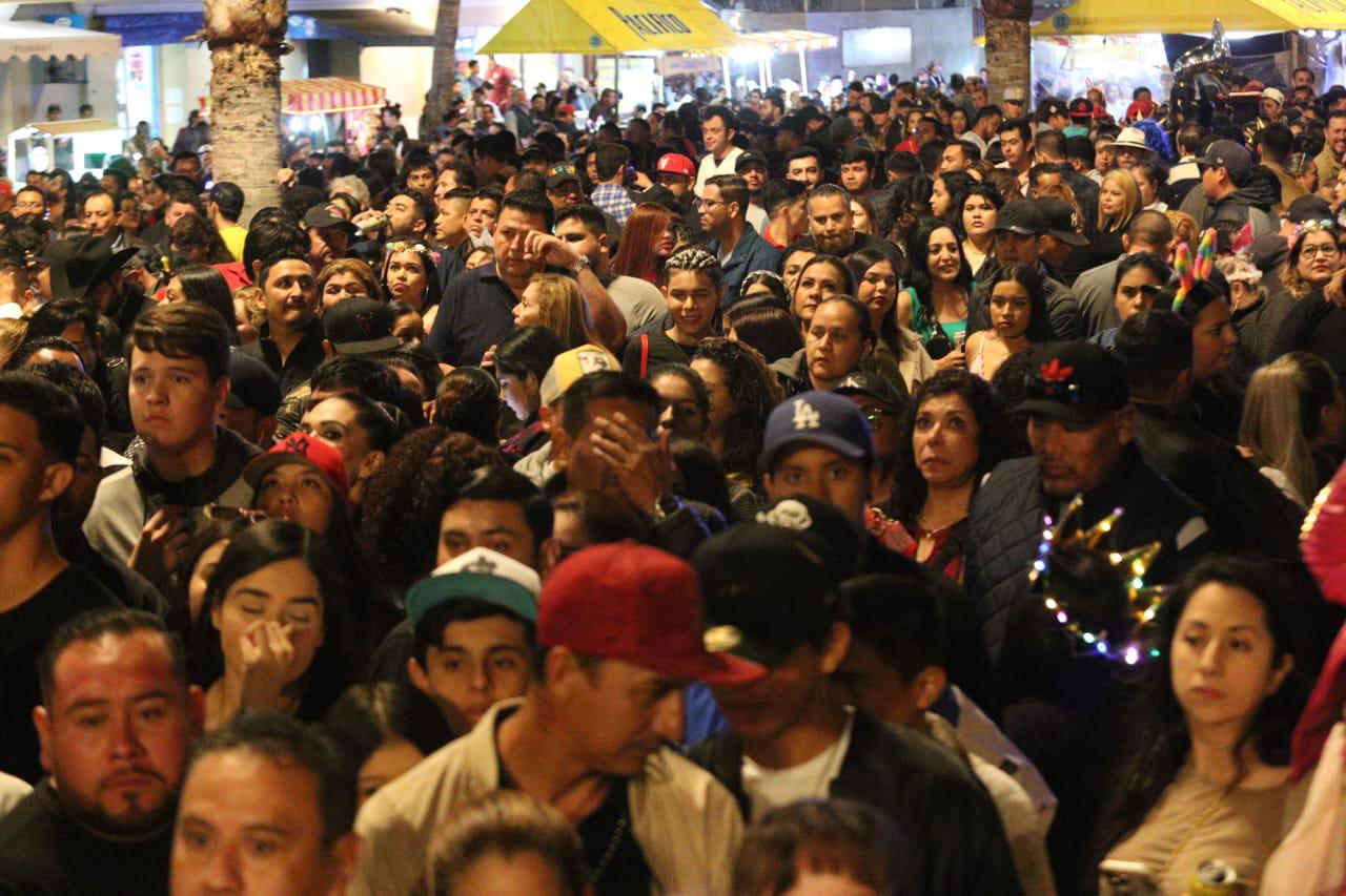 $!Miles de personas se dieron cita en el concierto.