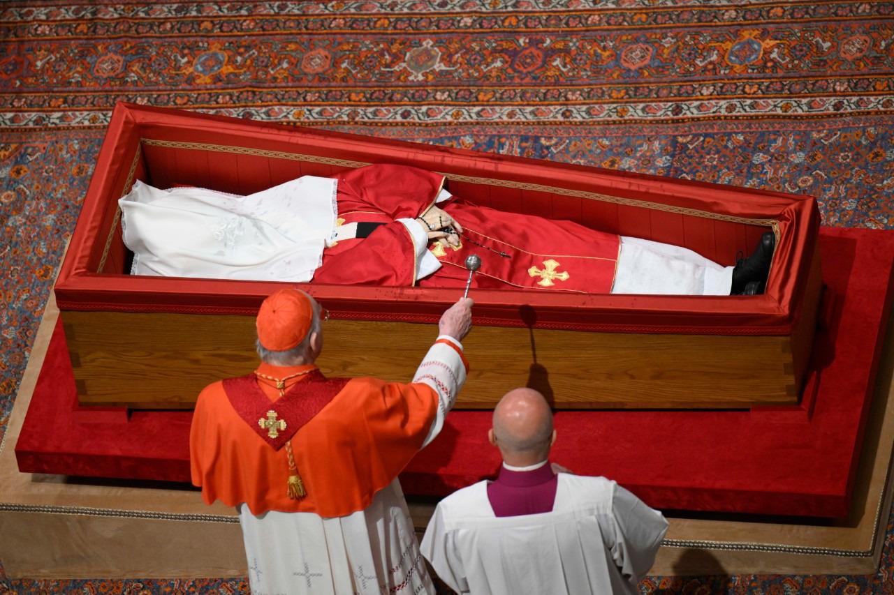 $!Cierran féretro del Papa Francisco; 250 mil fieles acudieron a despedirlo