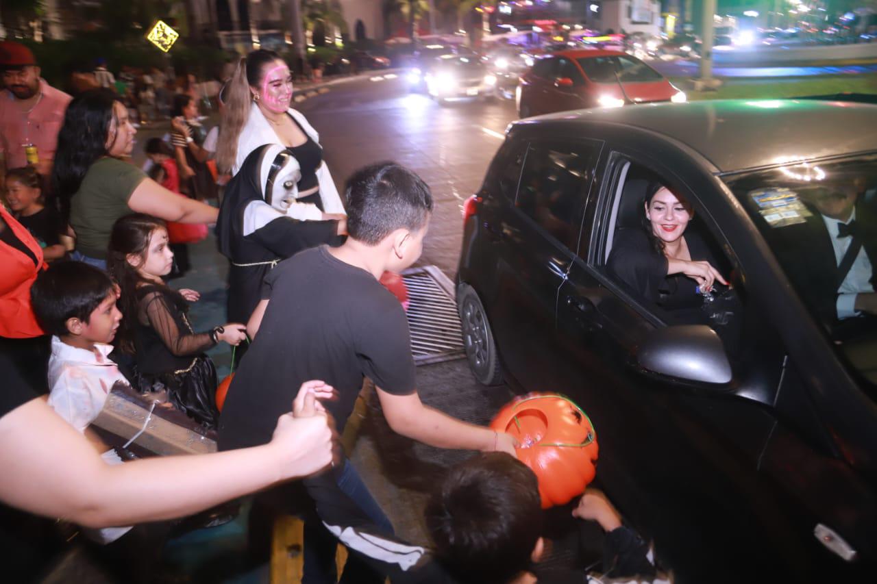 $!#Galería | En la Gran Plaza y en las letras de Mazatlán se arma la fiesta de Halloween