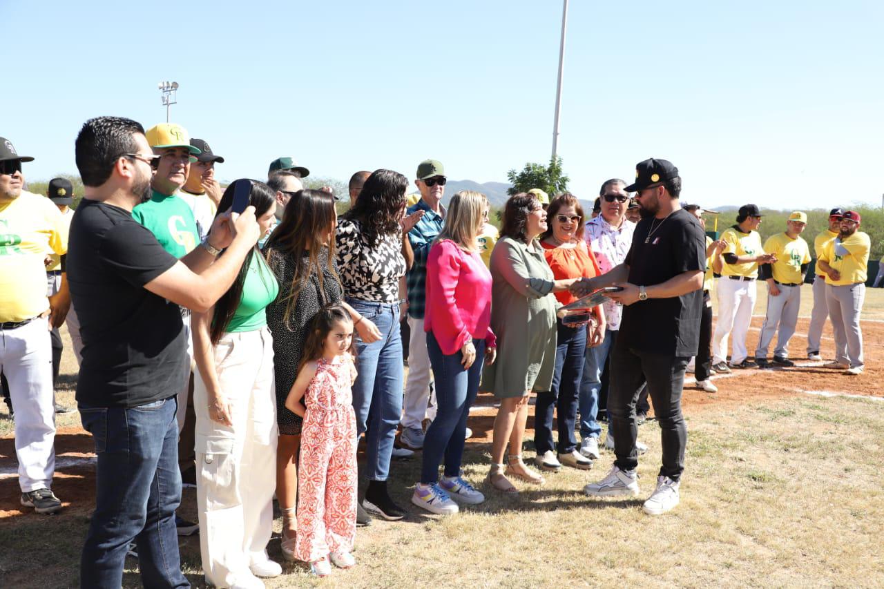 $!José Urquidy entrega el reconocimiento a la familia de Eduardo Valdez Vizcarra.