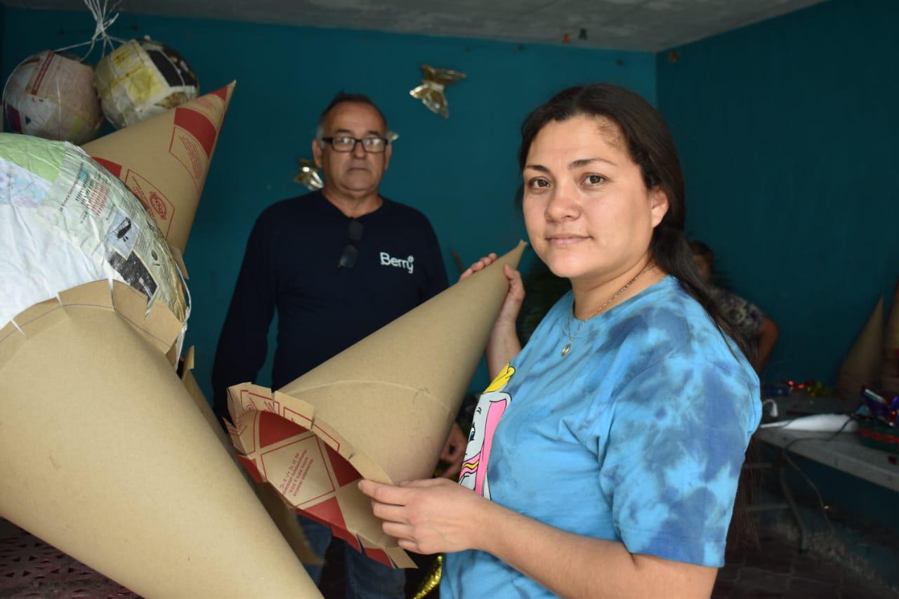 $!Evangelina y Juan crean en Culiacán las tradicionales piñatas navideñas