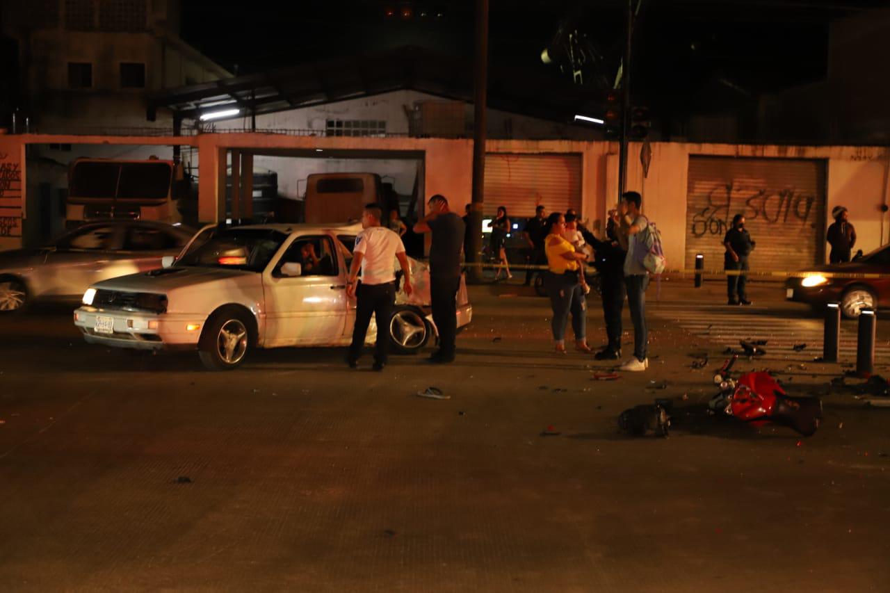 $!Un menor y dos hombres muertos deja choque entre automóvil y motocicleta en Mazatlán