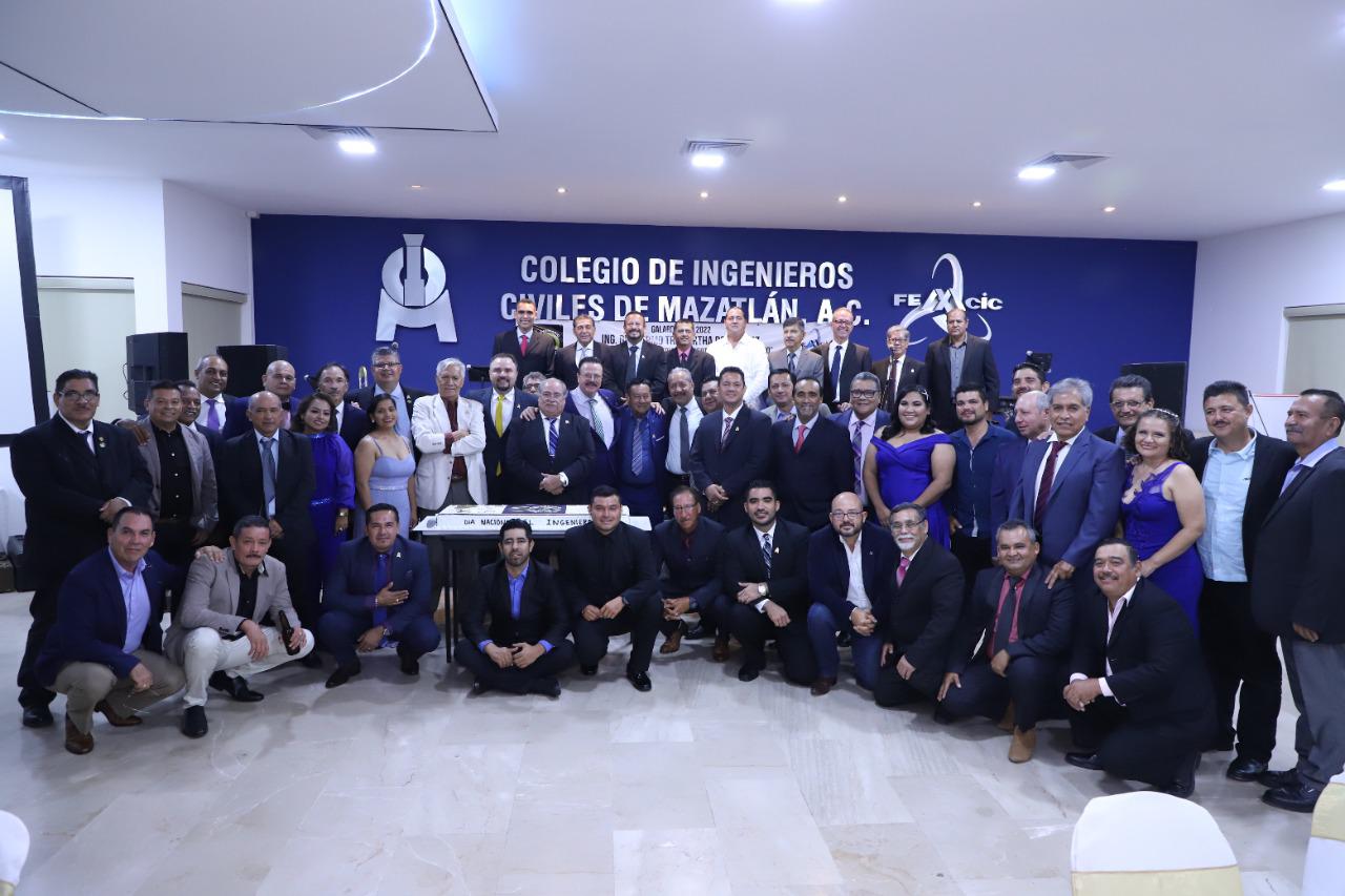 $!Integrantes del Colegio de Ingenieros Civiles de Mazatlán se toman la fotografía del recuerdo.