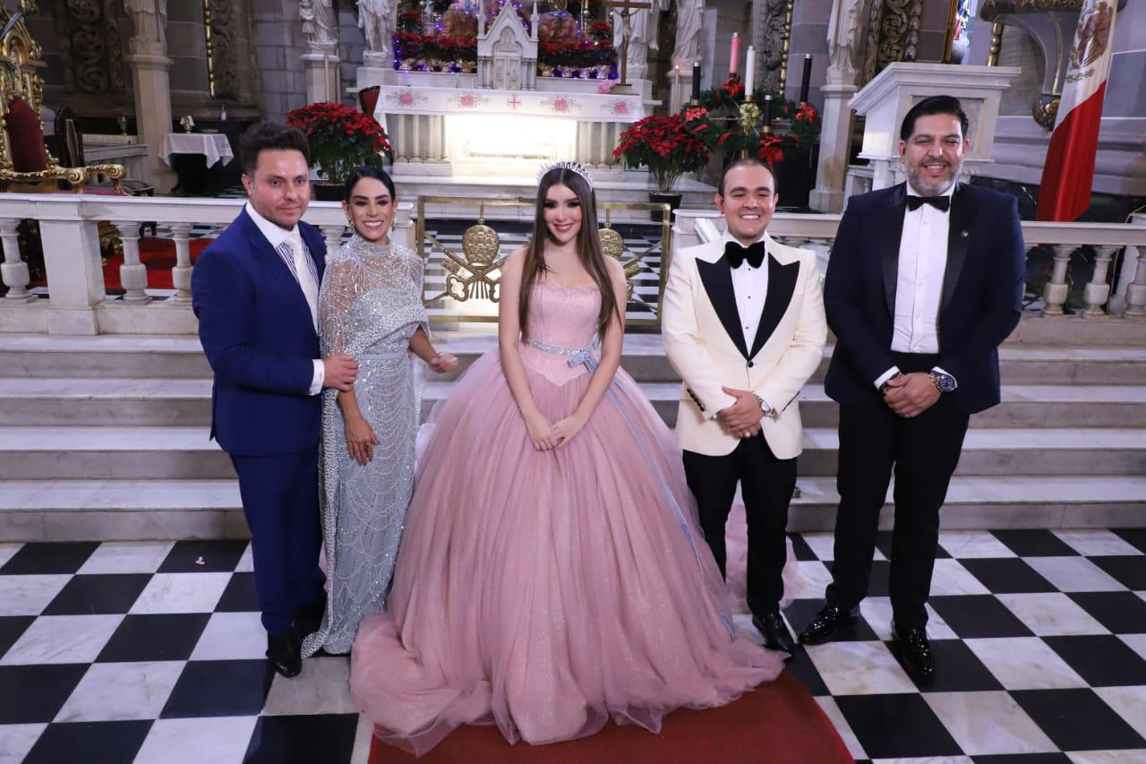 $!La festejada entre sus padrinos, Benjamín García, Daniela de la Parra, Rigoberto Arámburo y Carlos Zepeda.