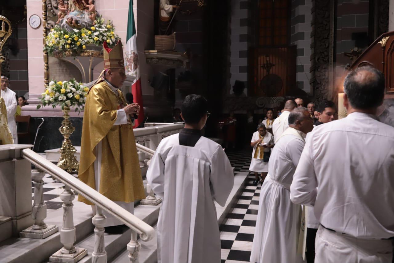 $!Llaman en la Vigilia Pascual en Mazatlán a vivir con generosidad, fe y esperanza renovada