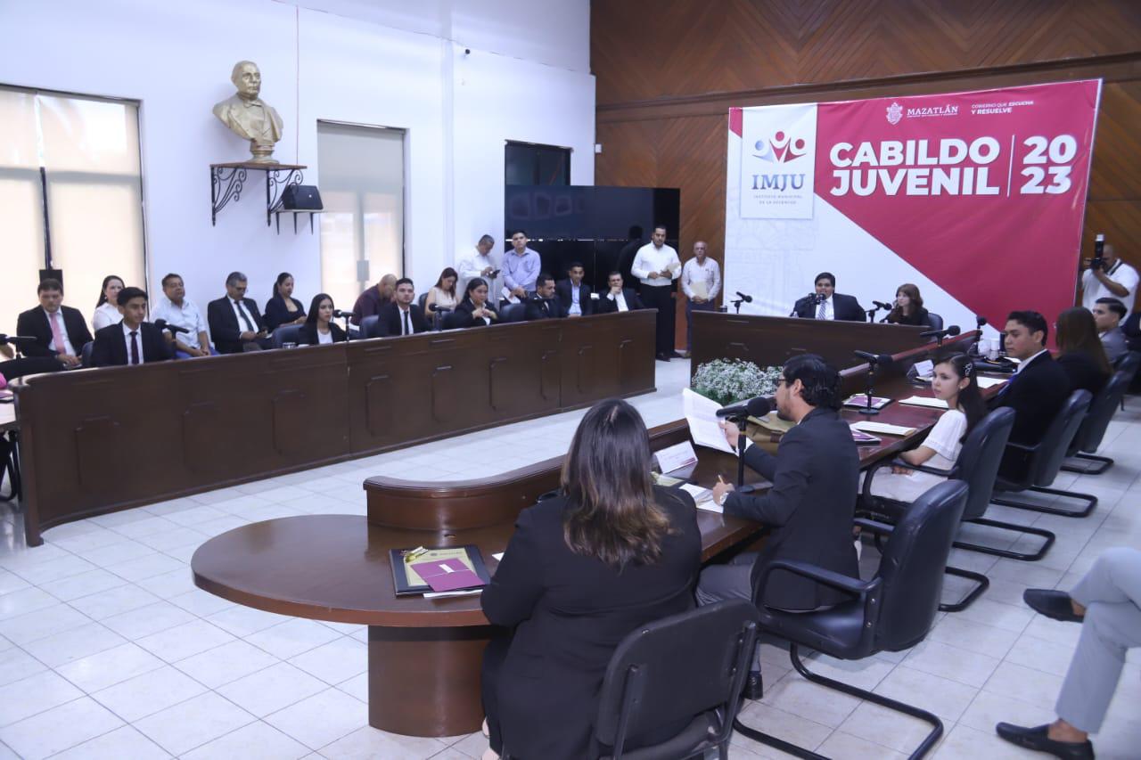 $!Rinde protesta el primer Cabildo Juvenil de Mazatlán