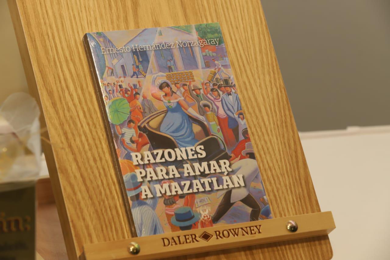 $!El libro “Razones para amar a Mazatlán”, de Editorial UAS, fue presentado en la Galería Ángela Peralta.