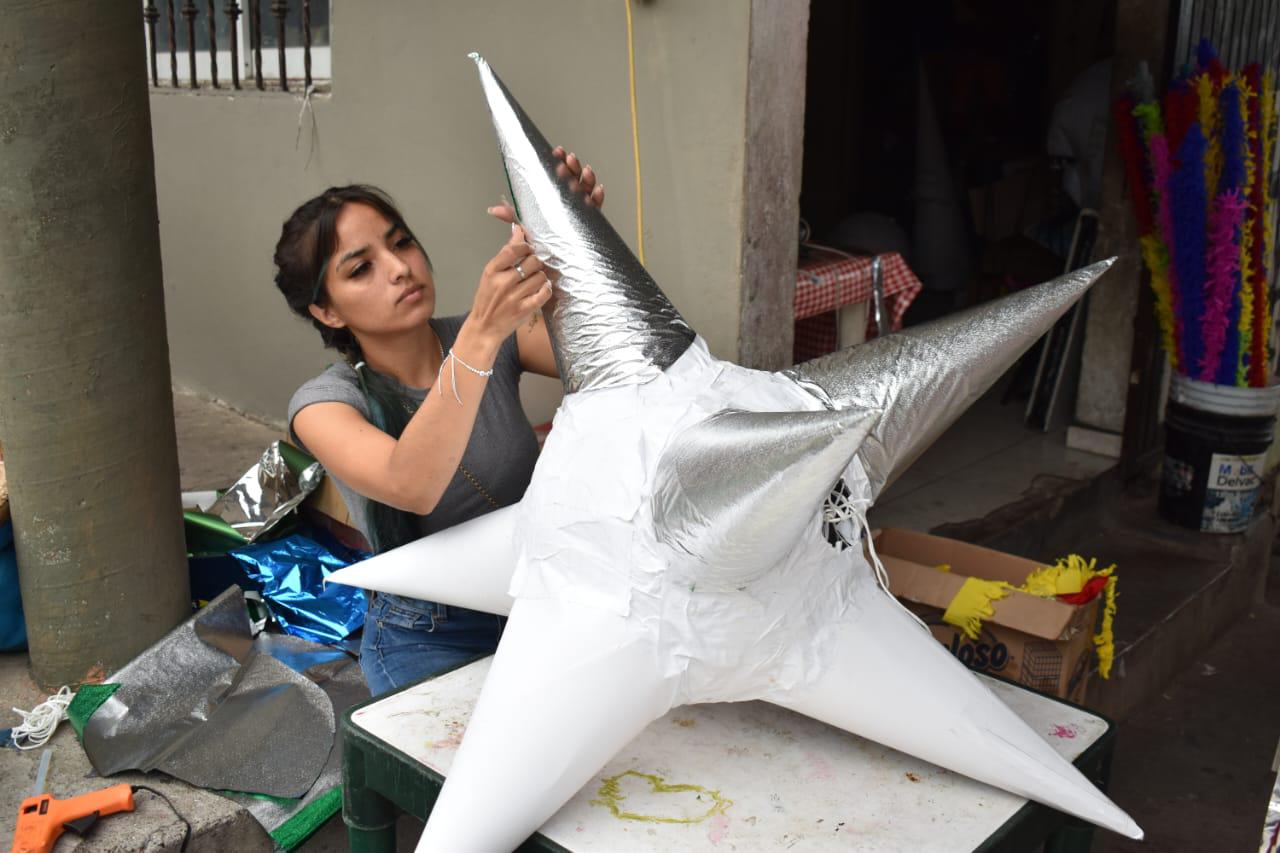 $!Evangelina y Juan crean en Culiacán las tradicionales piñatas navideñas