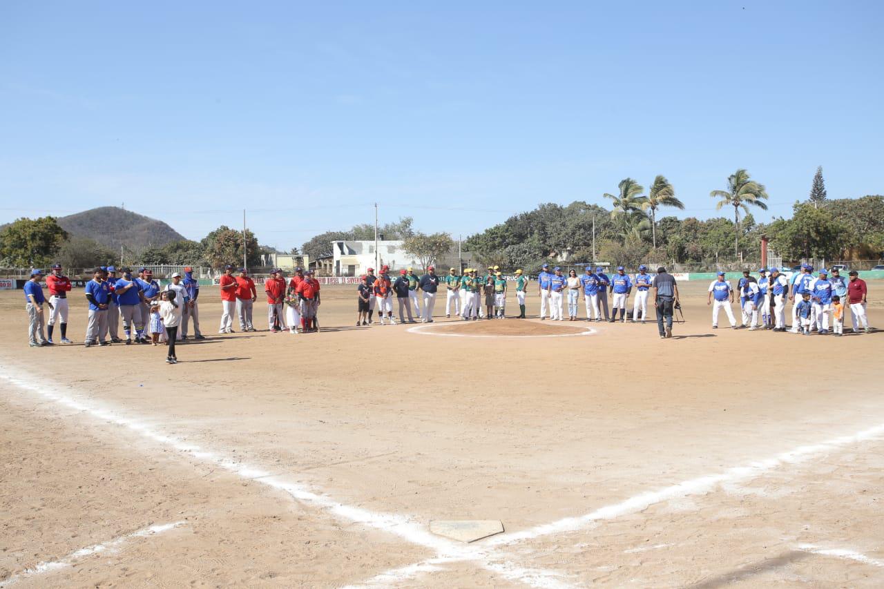 $!Gran fiesta se vive durante la ceremonia inaugural de la Liga de Beisbol Sabatina Interna 2022 del Club Polluelos