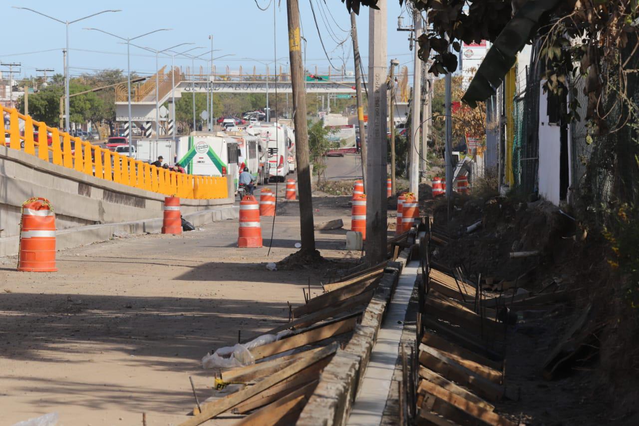 $!A 10 días de su apertura, laterales del puente del Libramiento Colosio siguen sin concluir
