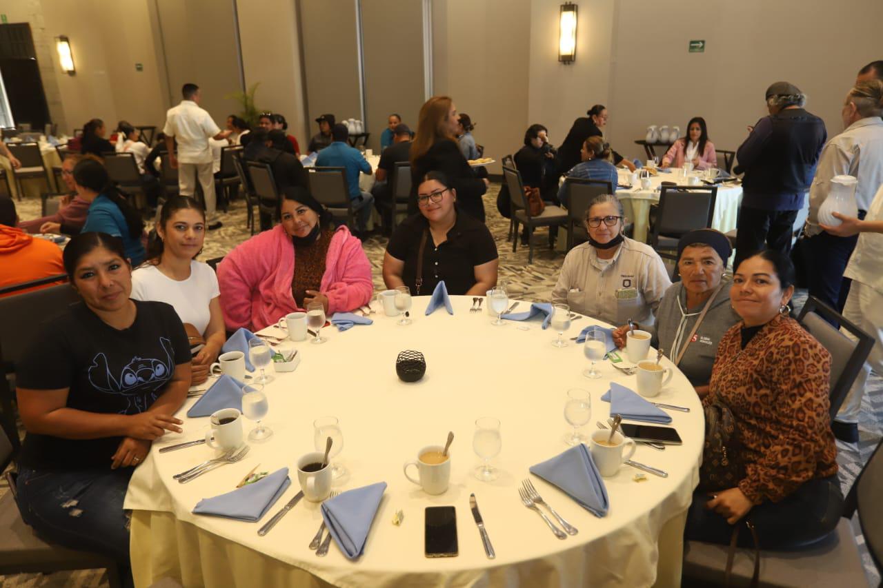 $!Premian a héroes de la limpieza en Mazatlán