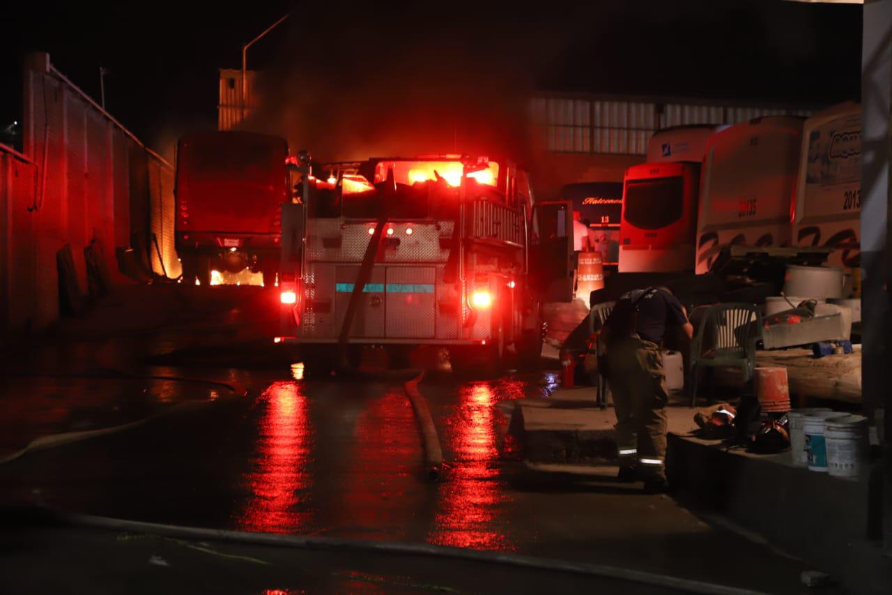 $!Se incendian 4 autobuses en Mazatlán; evacuan a personal de gasolinera cercana