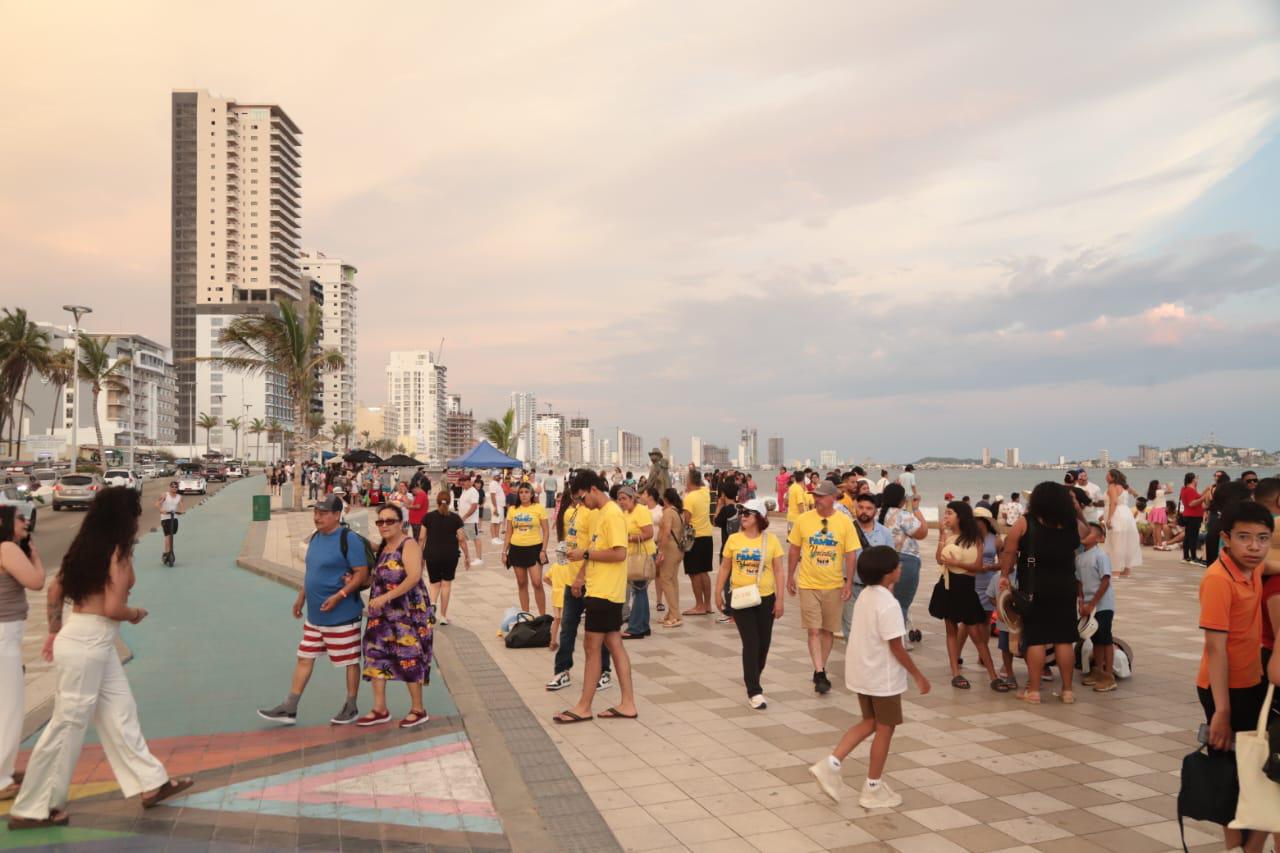 $!Se convierte el malecón de Mazatlán en el escenario favorito de turistas para admirar el atardecer