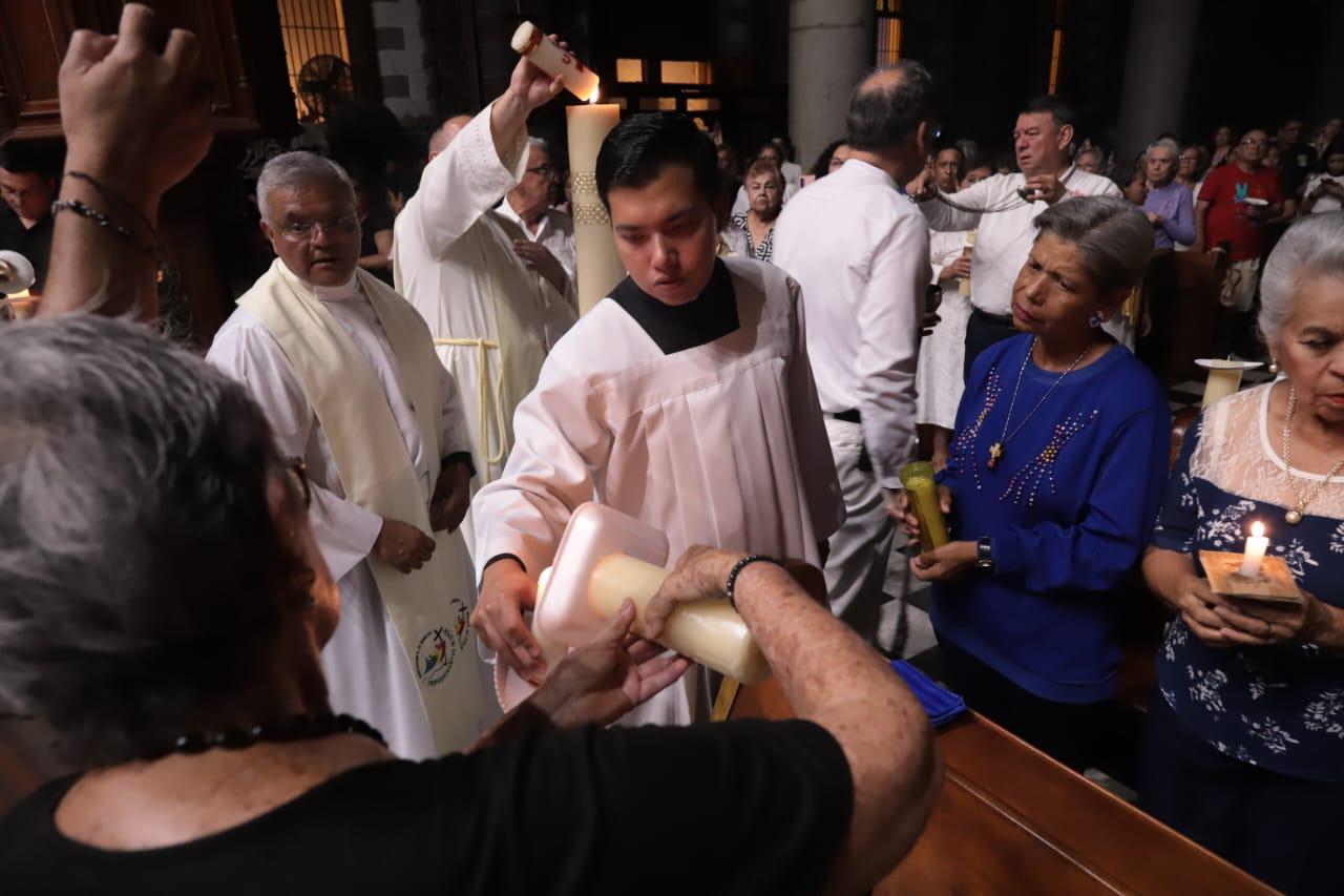 $!Llaman en la Vigilia Pascual en Mazatlán a vivir con generosidad, fe y esperanza renovada