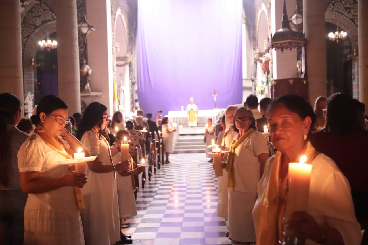 $!Llaman en la Vigilia Pascual en Mazatlán a vivir con generosidad, fe y esperanza renovada