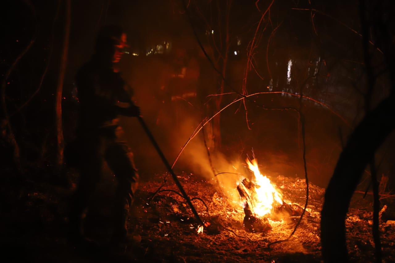$!Alcanza la noche a quienes combaten el fuego en sierra de Concordia