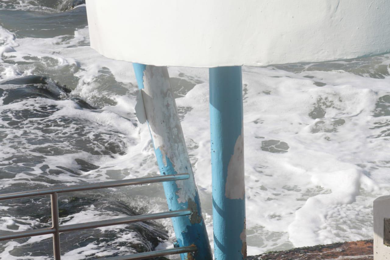 $!Fuerte oleaje causa daños en la Carpa Olivera, en Mazatlán
