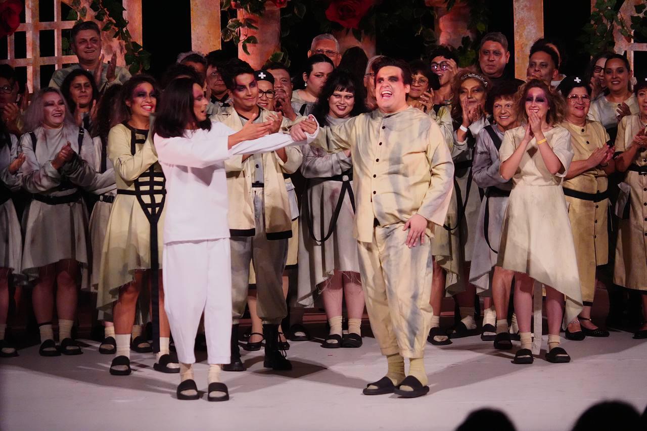 $!El Coro Ángela Peralta acompañó a los protagonistas en escena.