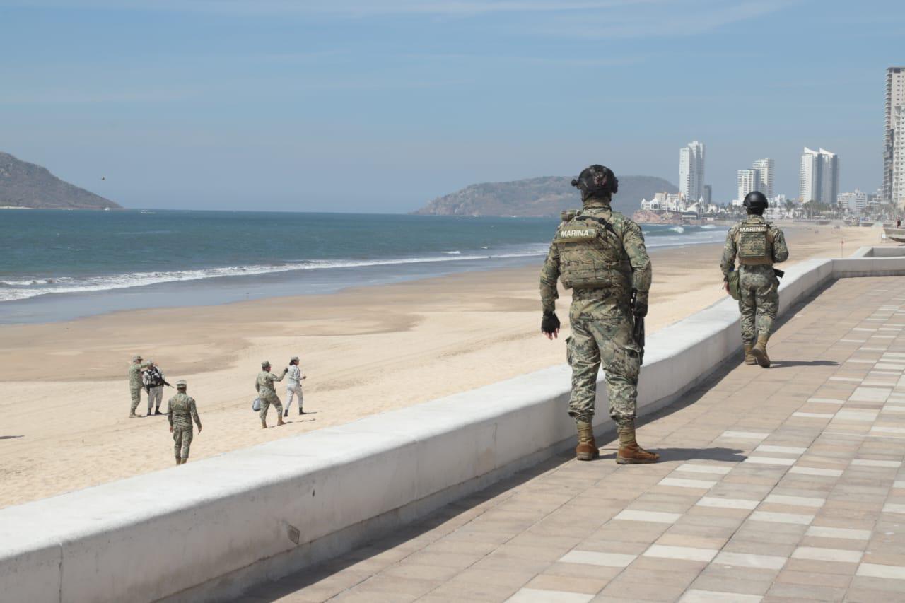$!Realizan militares operativo de búsqueda con perros entrenados en playa de Mazatlán