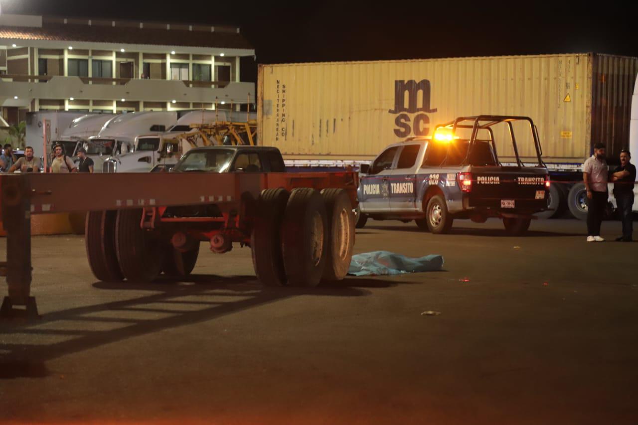 $!Muere hombre arrollado por tráiler durante maniobra en gasolinera de Mazatlán