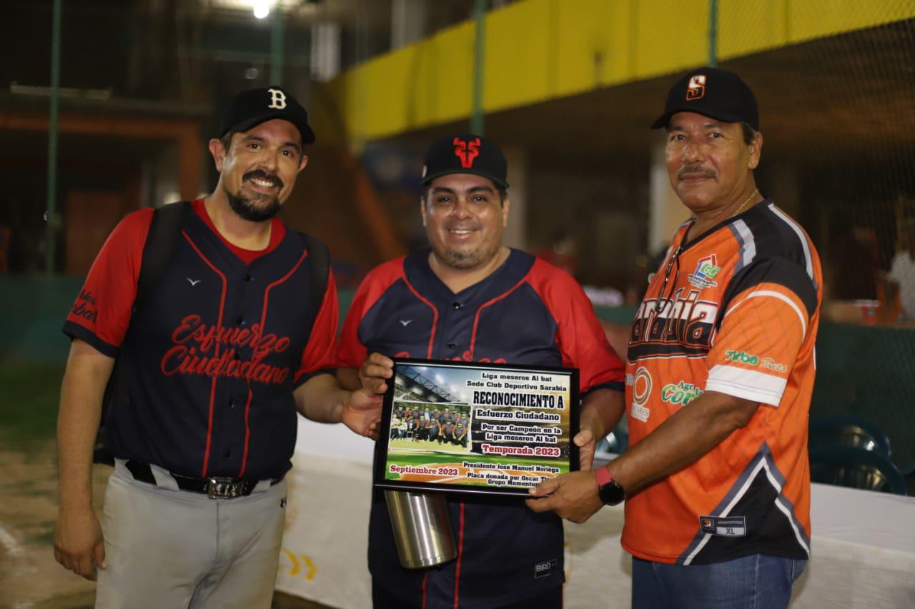 $!Cantan el playball en la Liga de Meseros Al Bat, en Mazatlán