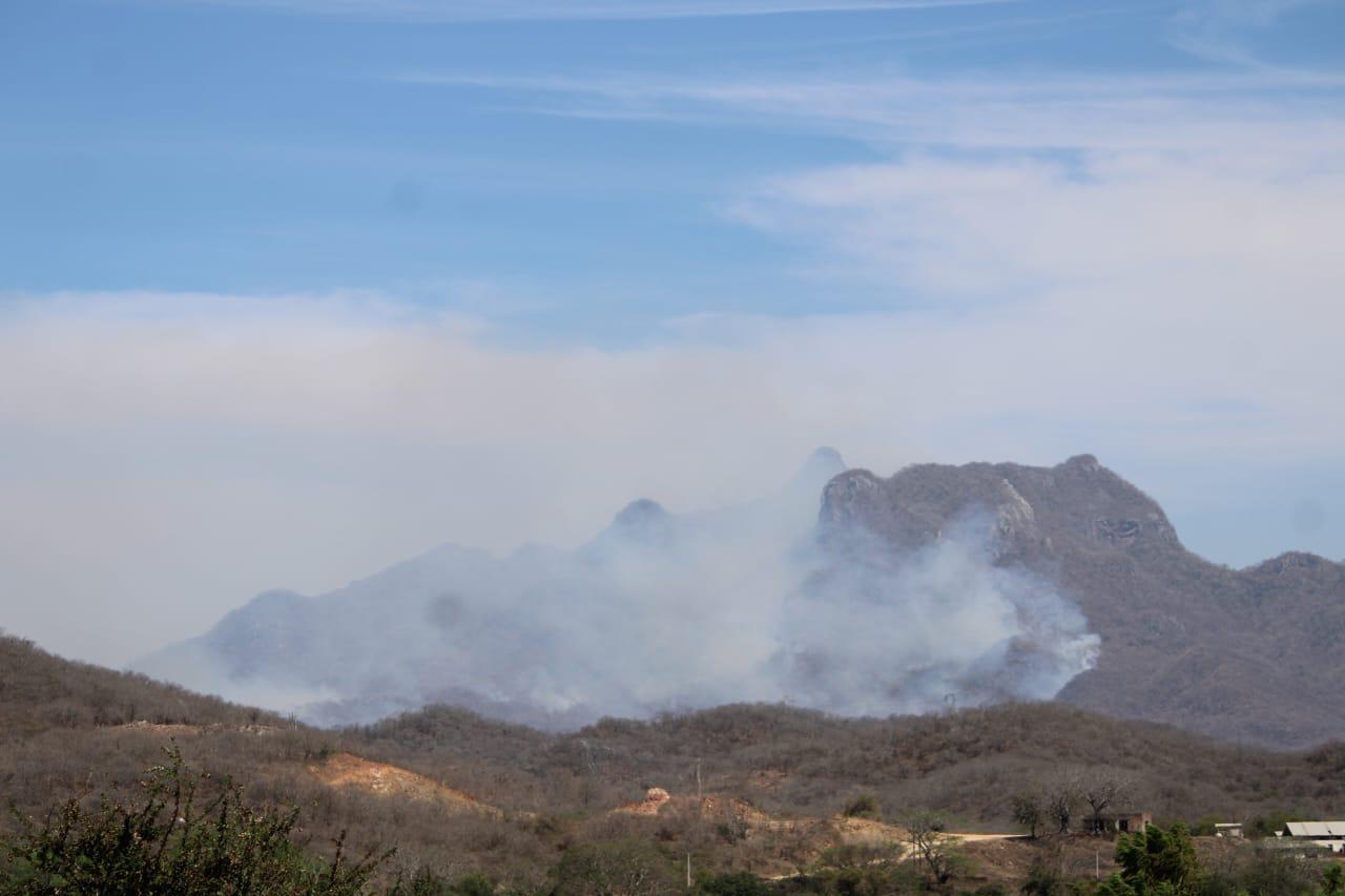 $!Alerta a vecinos incendio forestal del cerro del Yauco, en Rosario