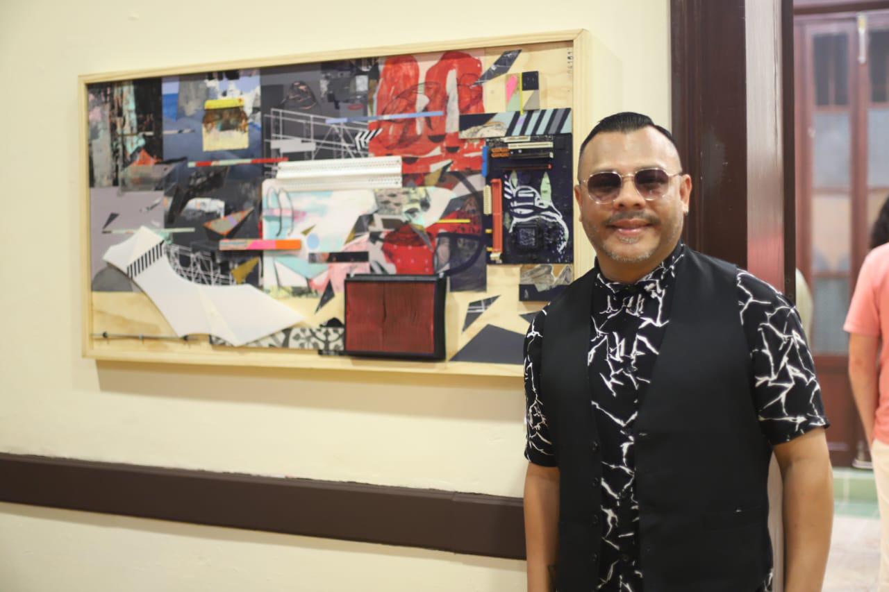 $!Carlos Z, ganador de mención honorífica, con su obra.