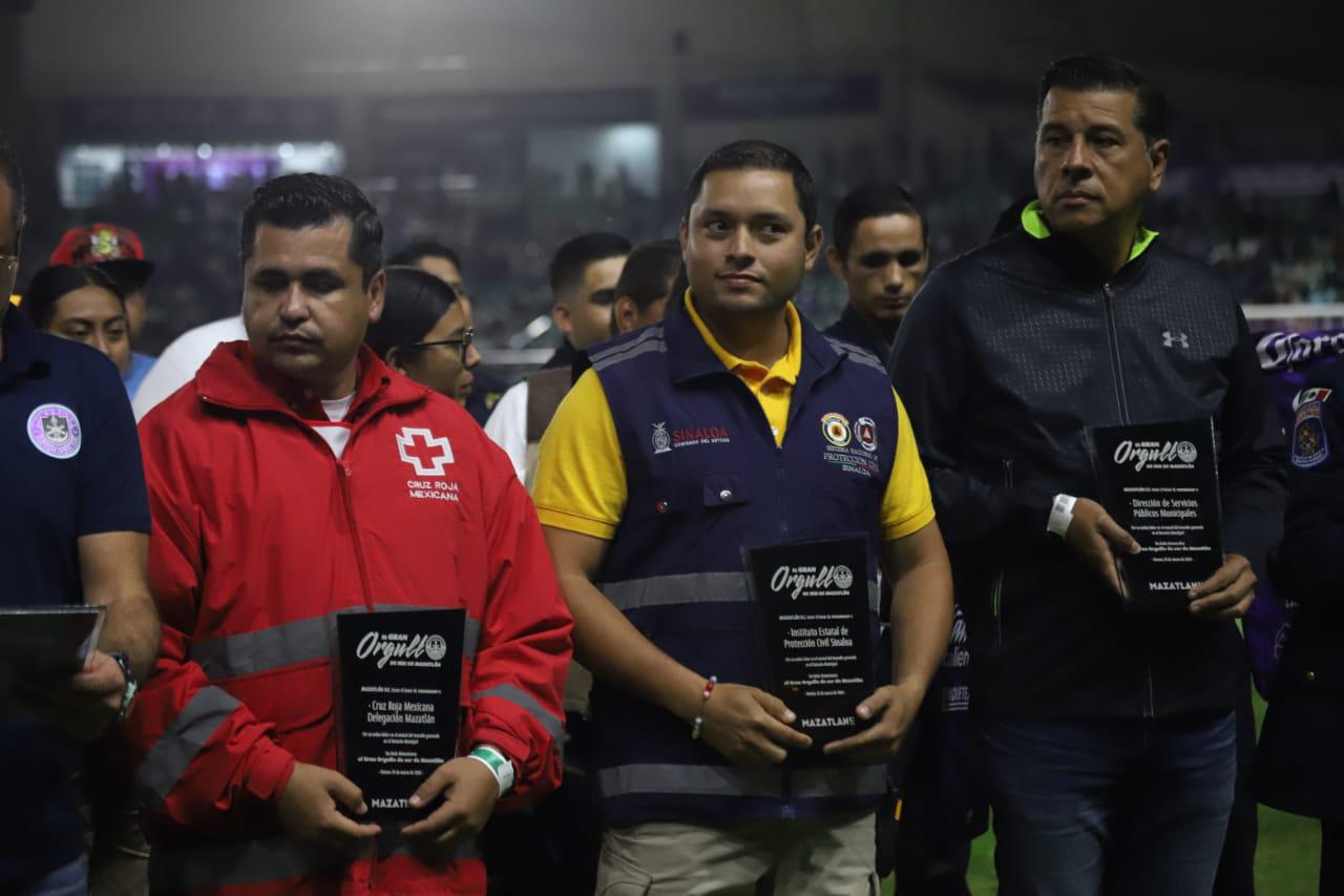 $!Mazatlán FC reconoce a los héroes que apagaron el incendio del Basurón Municipal