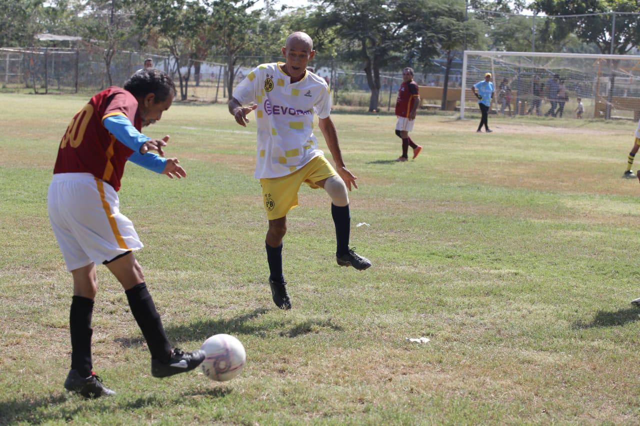 $!Alphabióticos corta la línea a Telmex en el futbol Veteranos Platino del Muralla