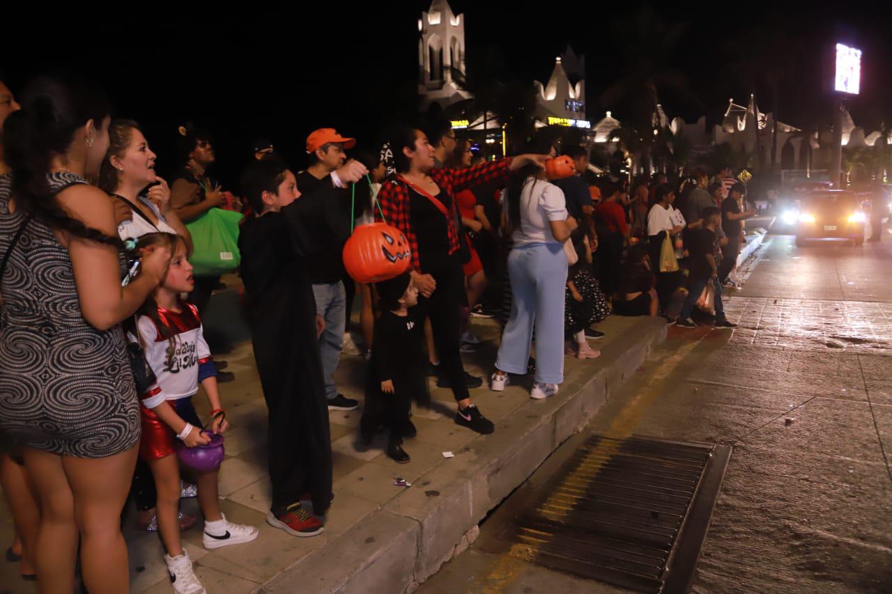 $!#Galería | En la Gran Plaza y en las letras de Mazatlán se arma la fiesta de Halloween