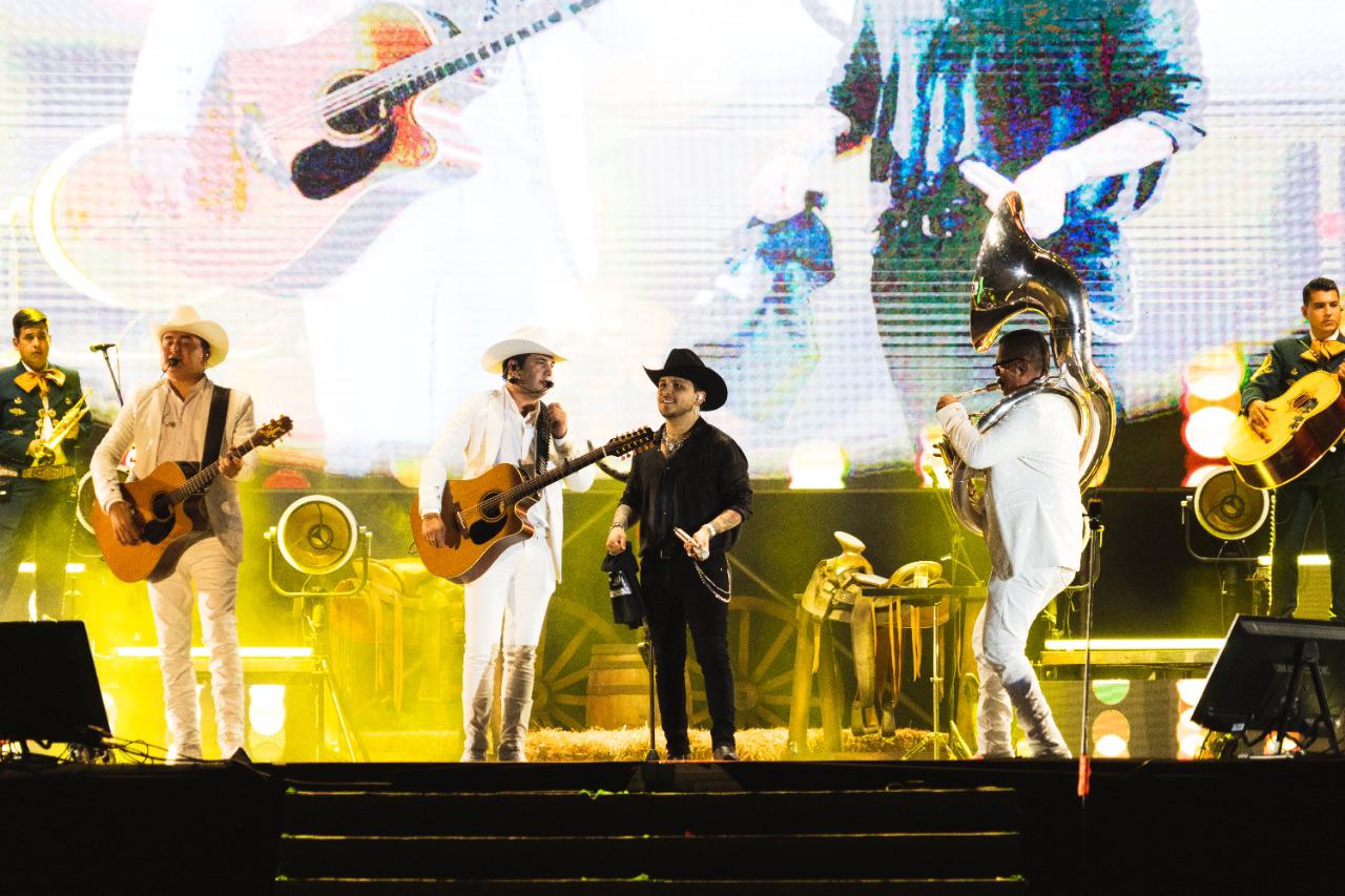 $!Christian Nodal canta por una buena causa en Mazatlán