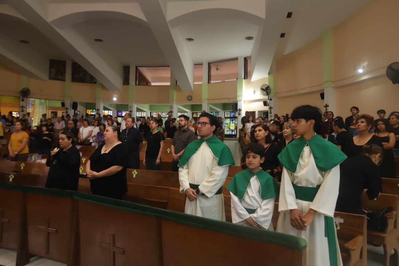 $!Feligreses viven con devoción la Procesión del Silencio en Mazatlán