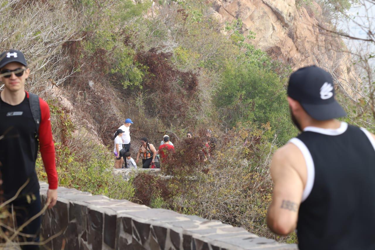 $!Pese a la niebla, visitantes no se pierden del faro de Mazatlán