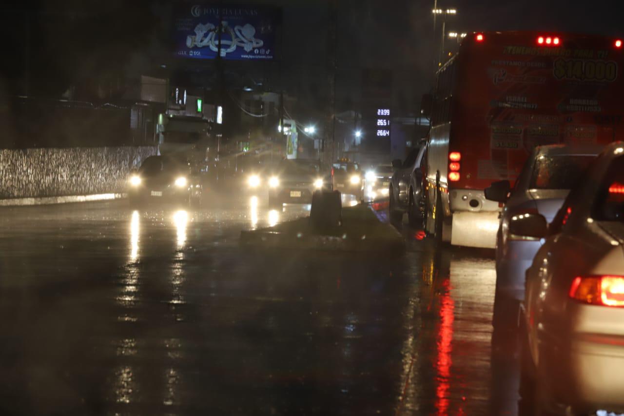 $!Encharcamientos y apagones dejan lluvias en Mazatlán
