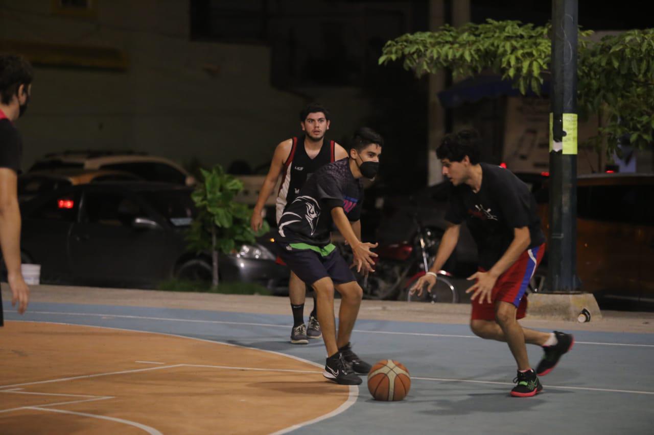 $!Osvel saca trepidante juego a Velero en el baloncesto de casa Hogar